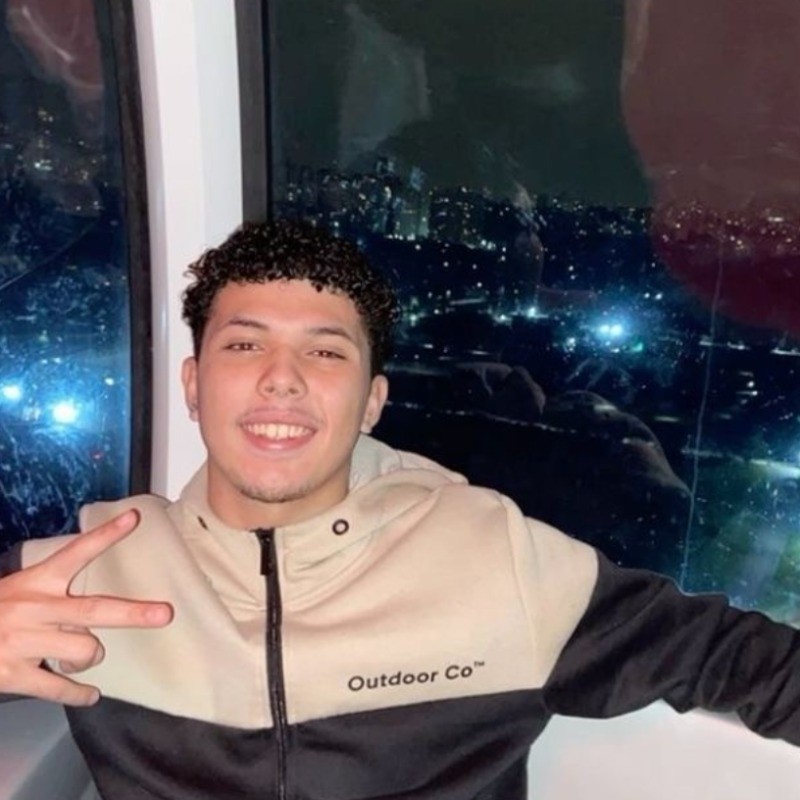 homem de camisa preta sorrindo